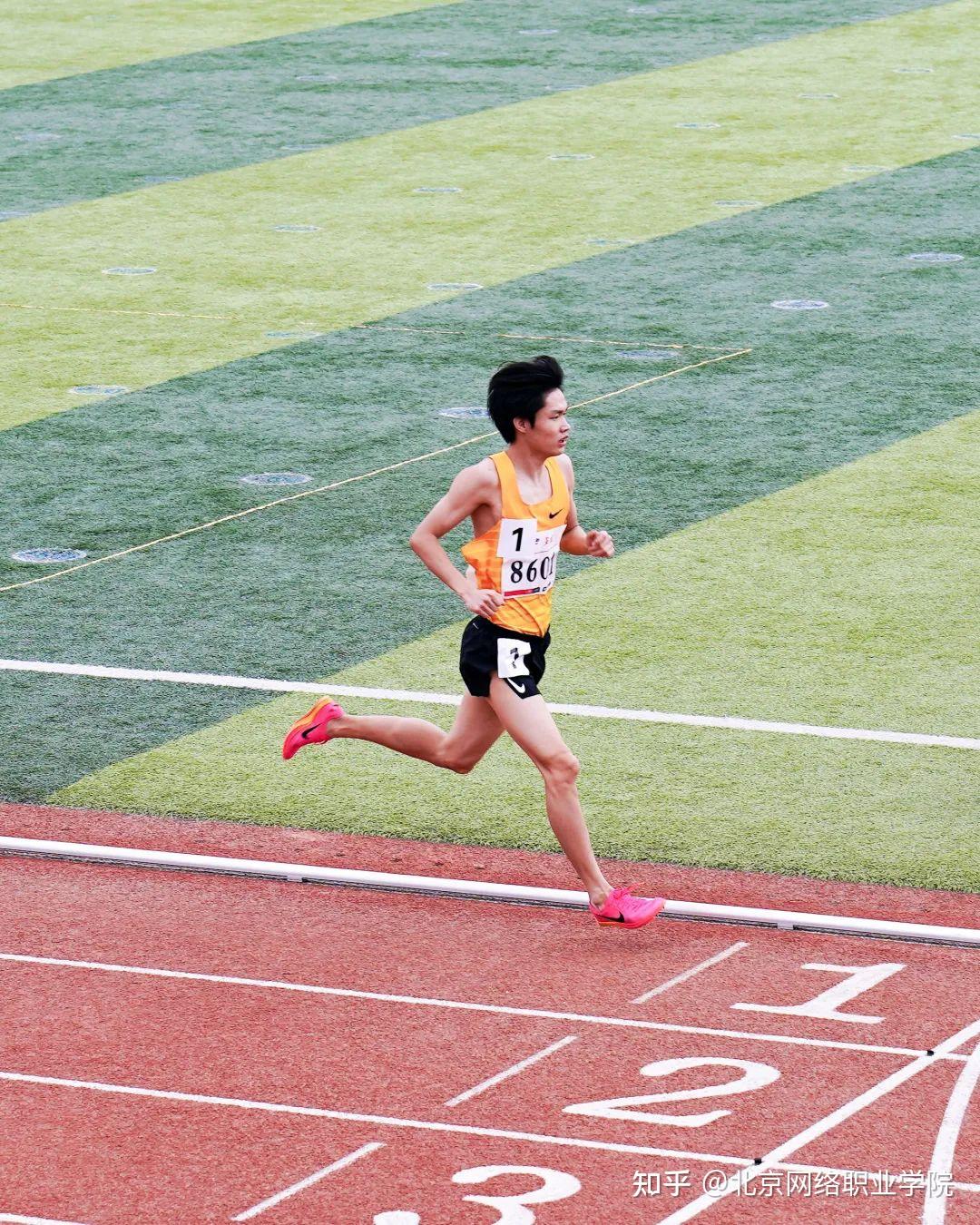 田径球员突破自我，表现堪称完美