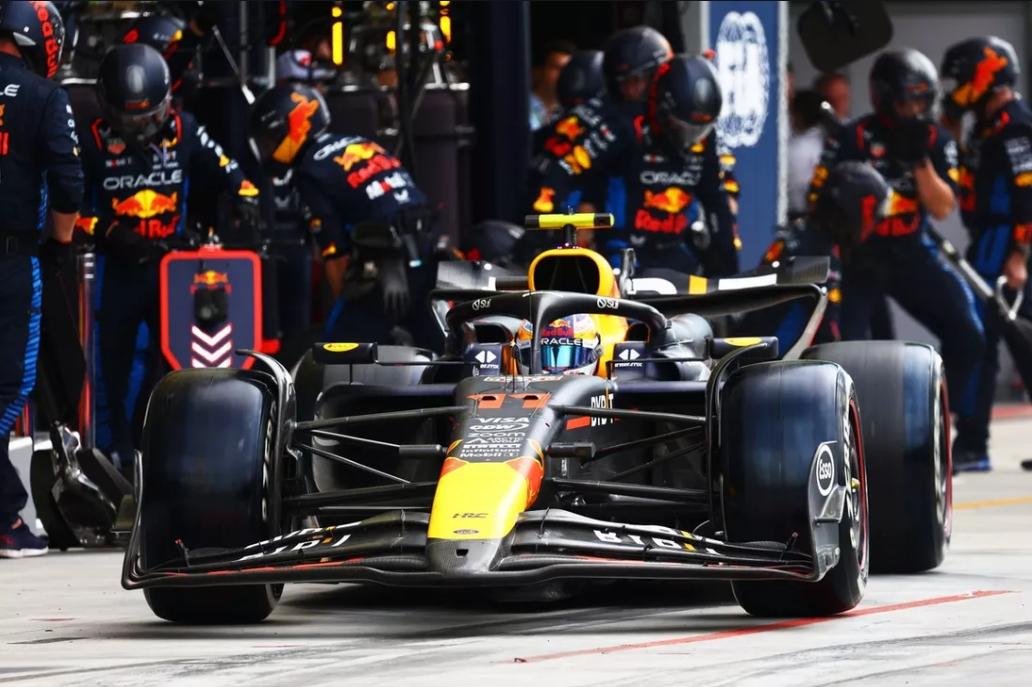 红牛二队碾压梅赛德斯，维斯塔潘点燃赛场的简单介绍