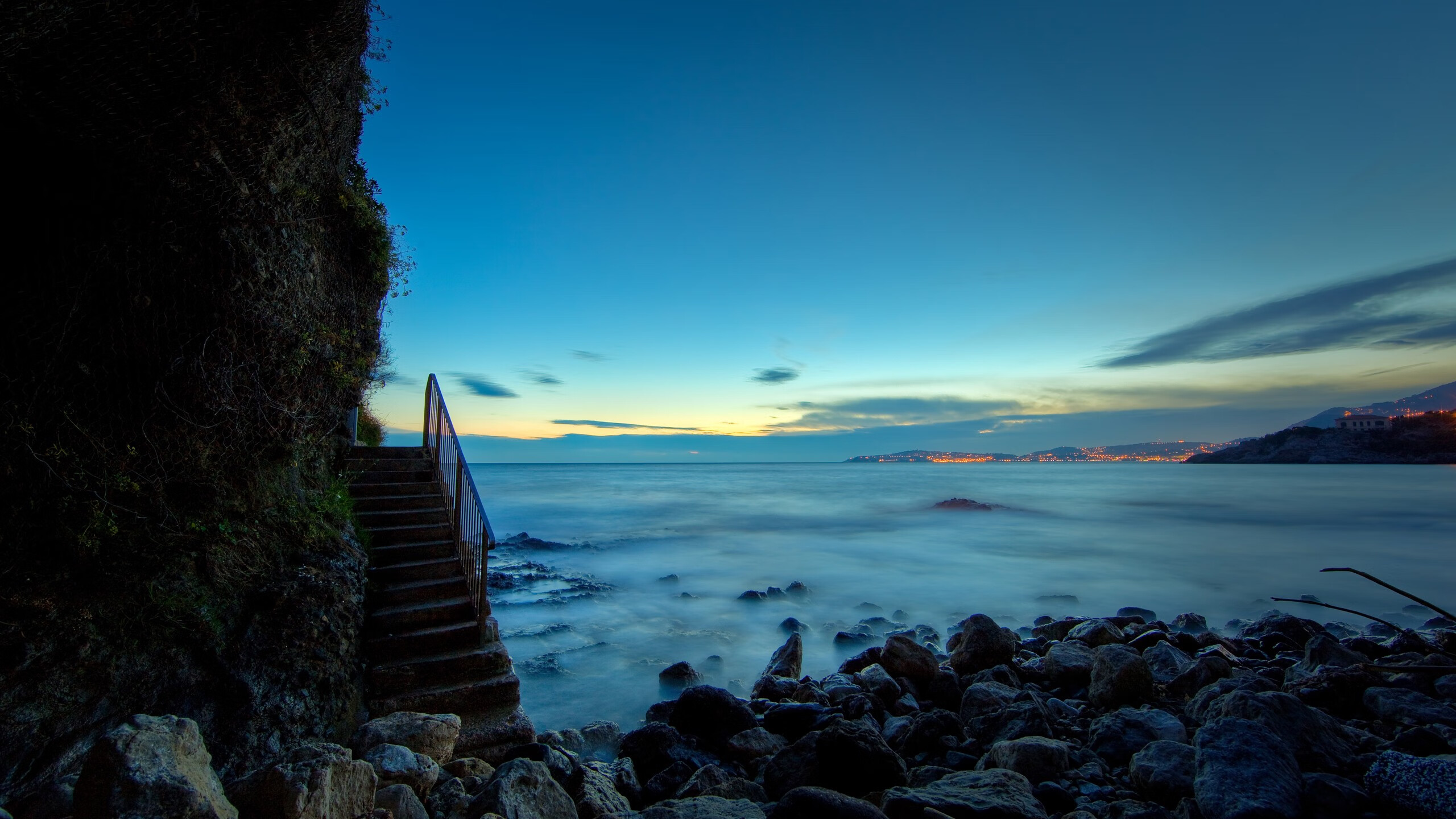 足球宇宙的两极，当精密钟表遇上钢铁洪流